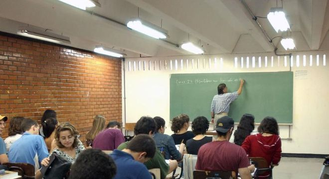 1 em cada 3 matérias é dada por professor sem formação específica