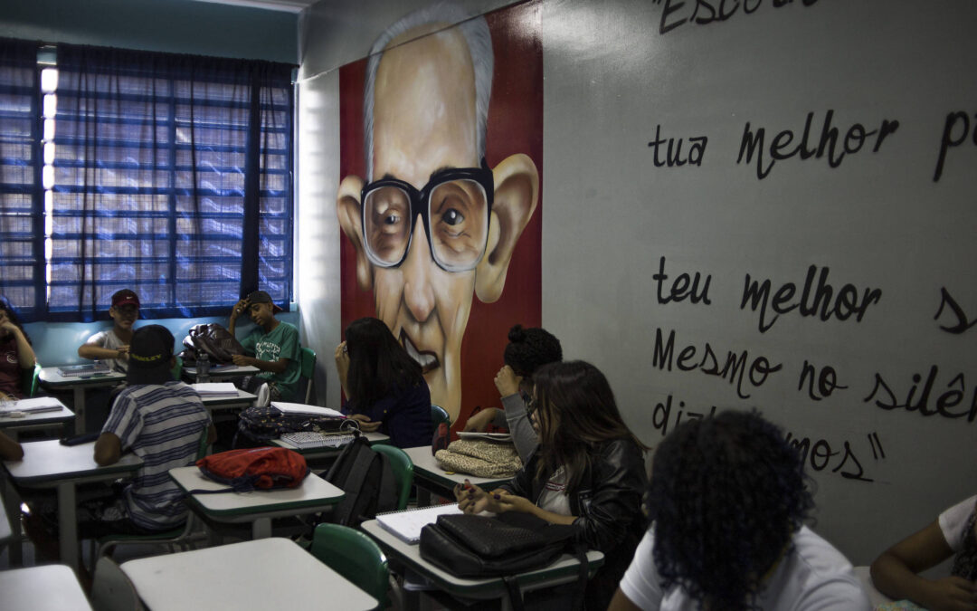 Grafites de Senna, Drummond e Criolo estampam salas de aulas
