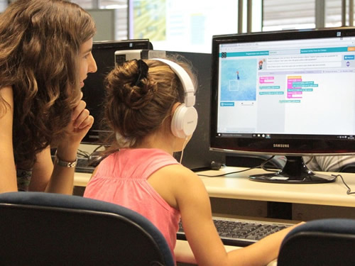 Curso ensina menina a fazer aplicativos na USP de São Carlos