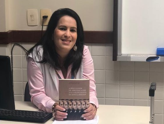 Professora lança livro sobre dificuldade de aprendizagem