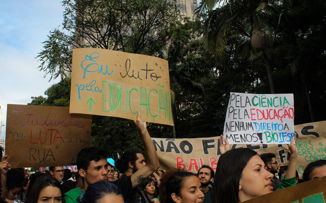 Após protestos, governo usa reserva para liberar dinheiro para educação