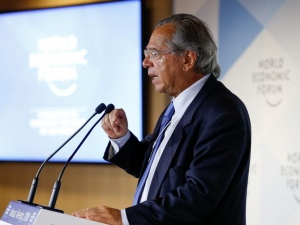 Guedes quer suspender concursos porque “há servidores demais”