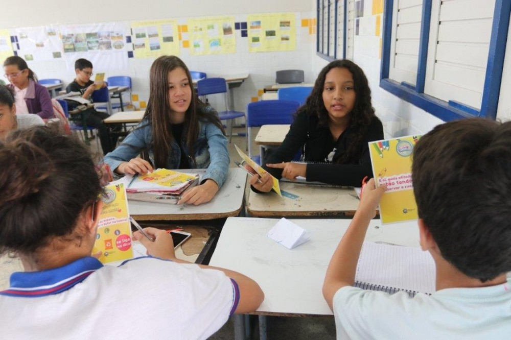 43% dos municípios gastam menos do que o mínimo em educação