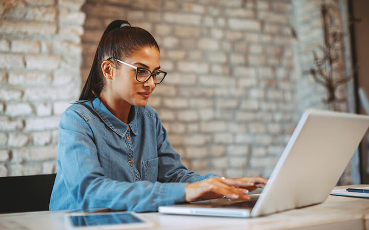 92% dos docentes de escola pública aprendem tecnologia sozinhos