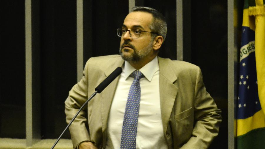 Ministro quer contratar professor sem concurso e arrecadar R$ 15 bi