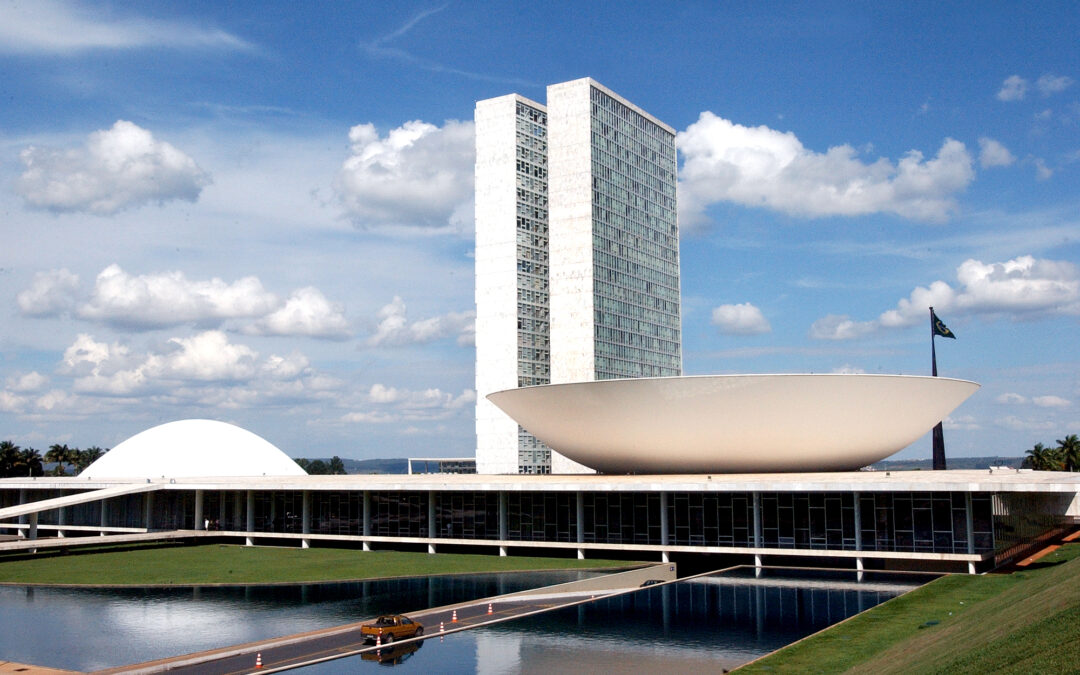 Projeto autoriza professores usarem eletrochoque e spray de pimenta