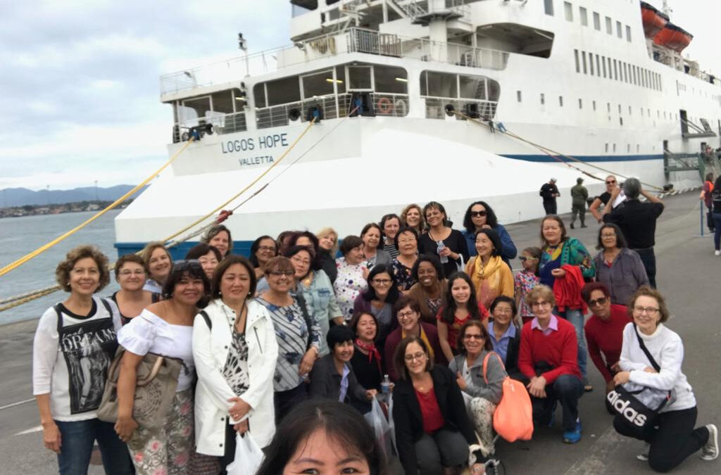 Professoras visitam maior biblioteca flutuante do mundo