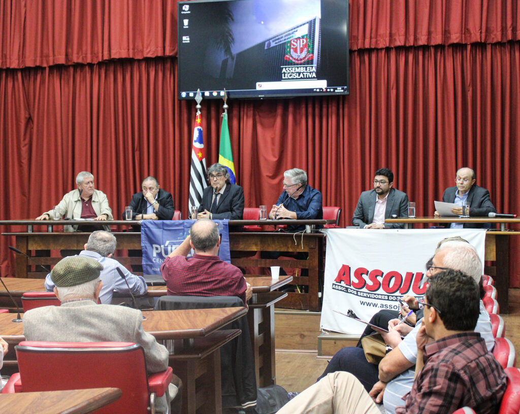 Deputado Carlos Gianazzi e representantes de entidades/Leila Ofélia