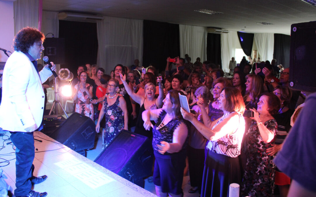 Tupã comemora Dia do Professor com ídolo da Jovem Guarda