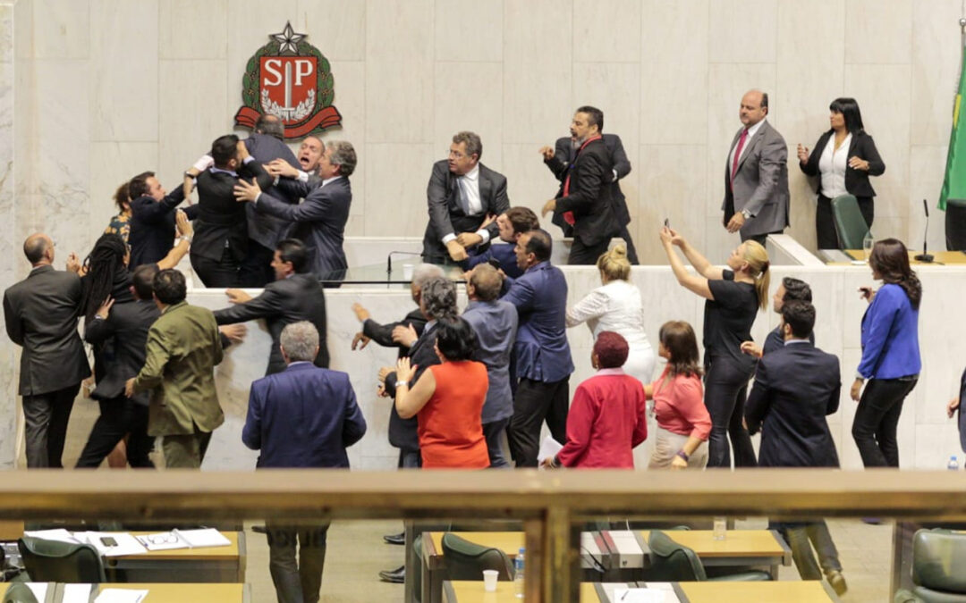 Arthur do Val xinga servidores e causa pancadaria na Alesp