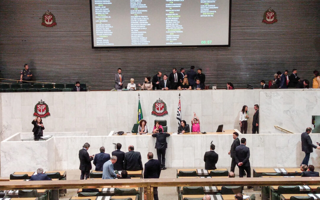 Oposição ocupa mesa presidencial e adia sessão da Previdência