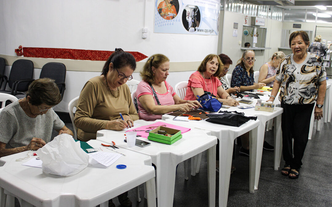 Professora Tomoe termina 2019 com suas alunas de artesanato