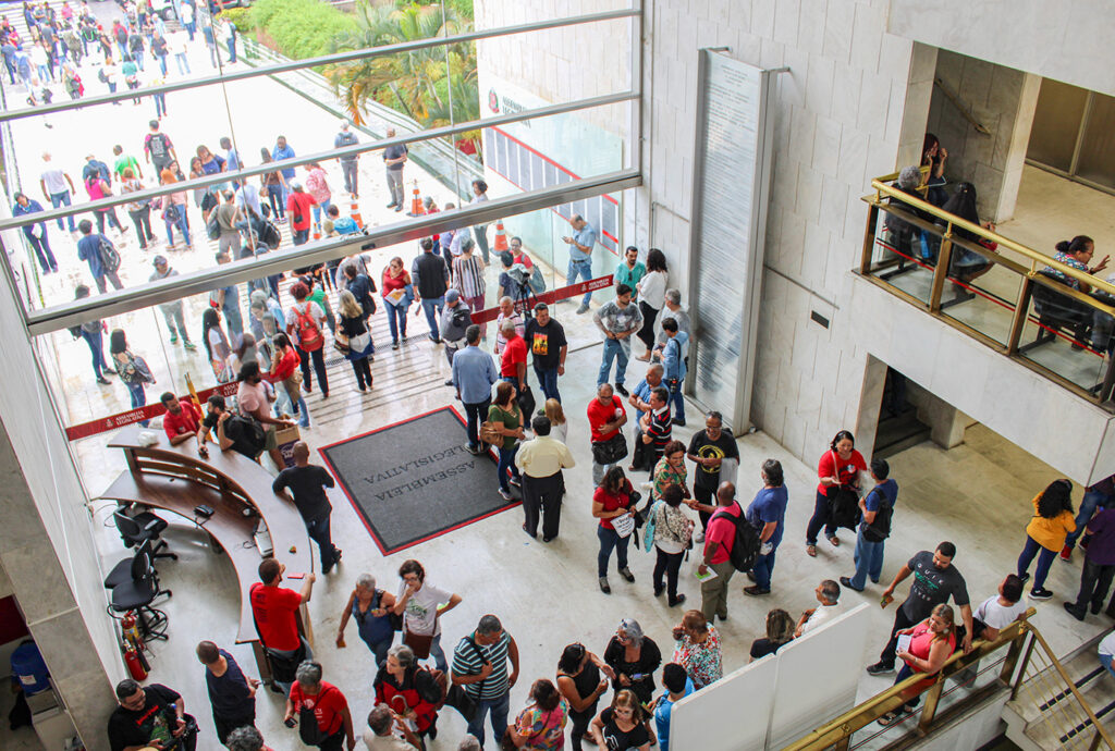 Servidores circulam pela Alesp nesta quarta-feira (10)