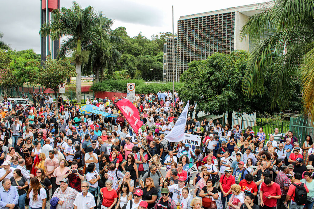 Professores reunidos na parte de trás do Palácio 9 de Julho