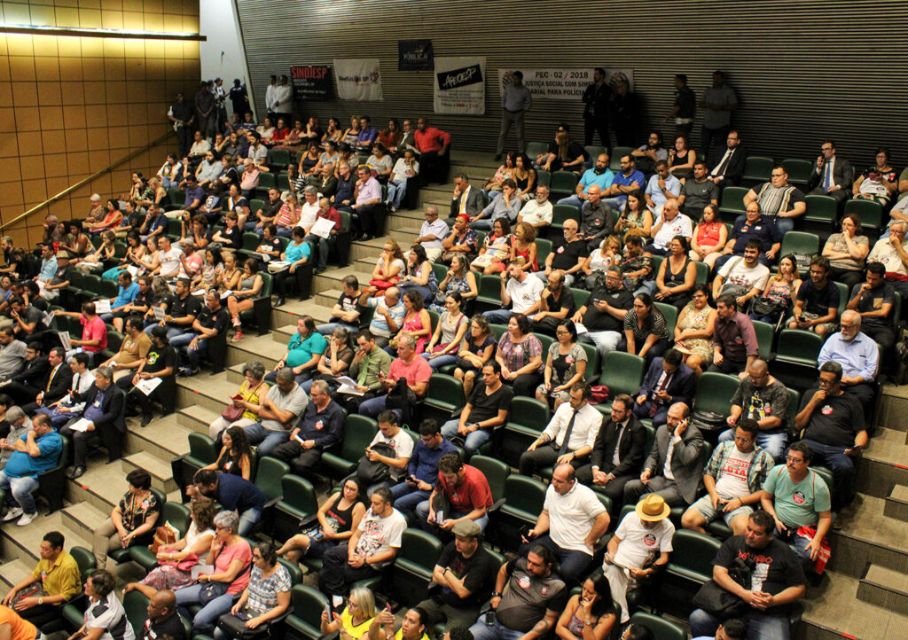 Servidores públicos na galeria do Plenário JK, na noite desta terça-feira (18)