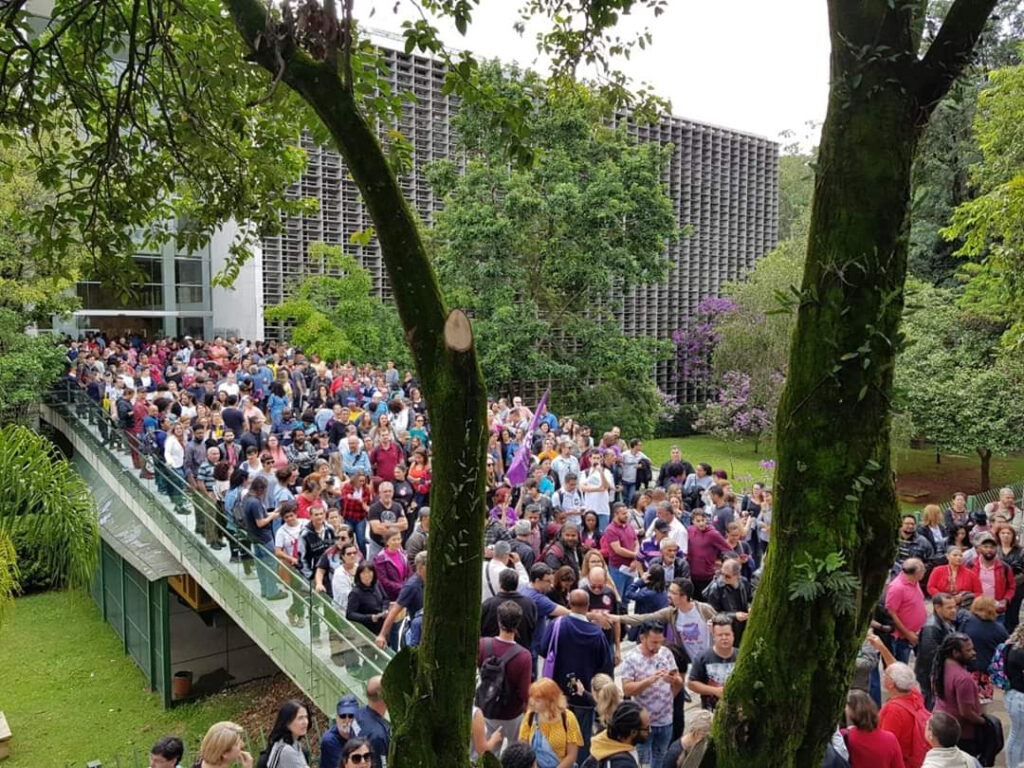Rampa de acesso da Alesp tomada por servidores/Filipe Sousa