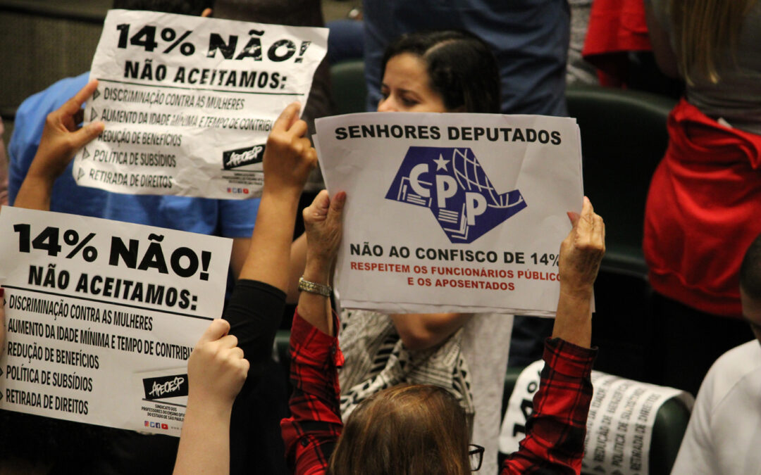 Reforma da Previdência é aprovada sob protestos e confrontos