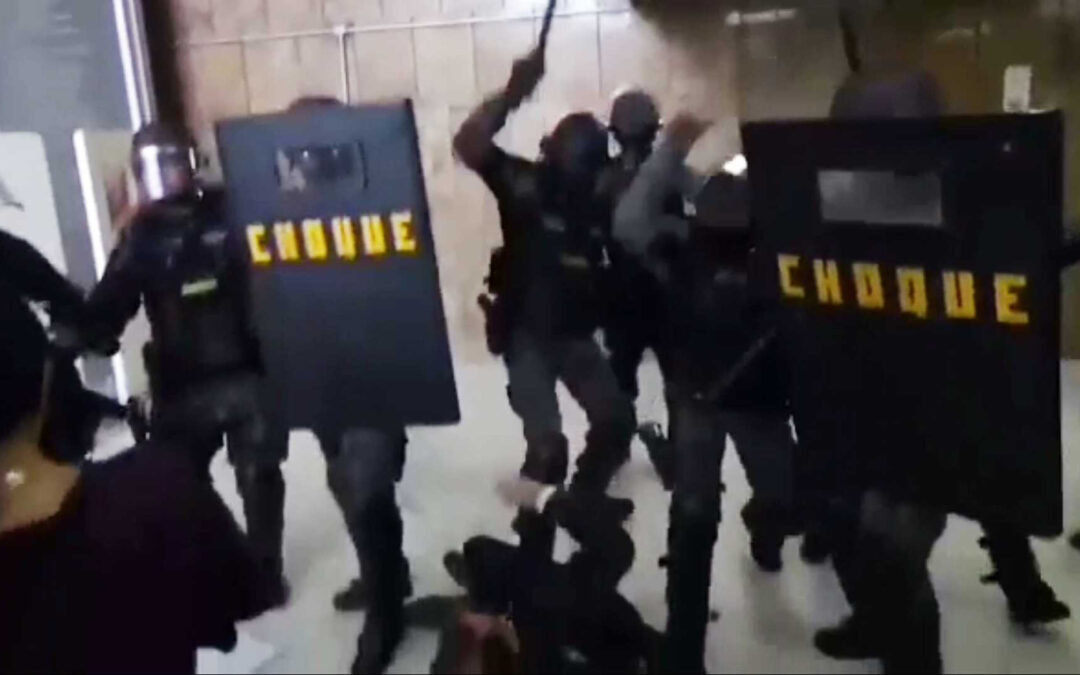 Espancado pelo Choque na Alesp, professor é salvo por outro