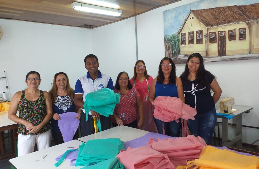 Professoras confeccionam máscaras em Cruzeiro