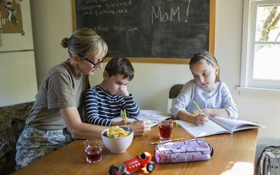 Mães precisam trabalhar, mas aulas não voltaram