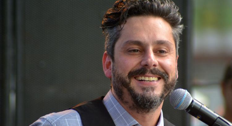 Alexandre Nero e orquestra enaltecem profissionais da saúde