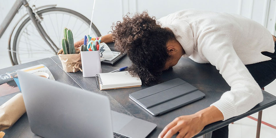 Excesso de tarefas a alunos e professores expõe erros do EaD