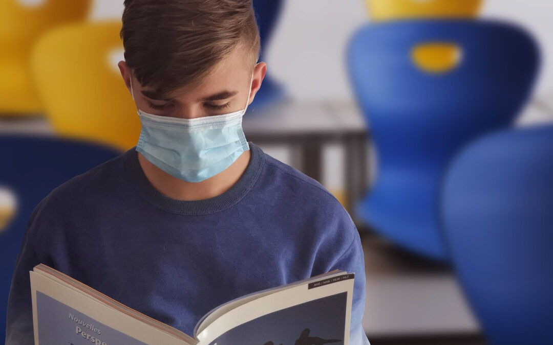 Contrariando a Saúde, Bolsonaro veta uso de máscara em escolas