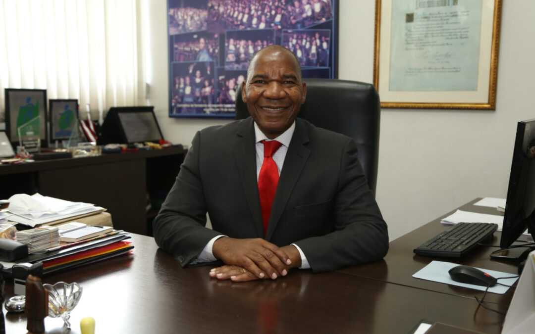 “Há um mercado do racismo em que os grupos lucram”