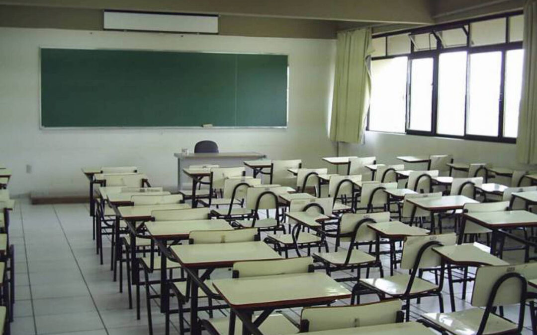 Países teimam em abrir escolas mesmo com alta da Covid-19