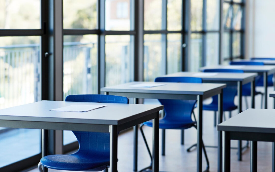 Escolas voltam a fechar na Inglaterra