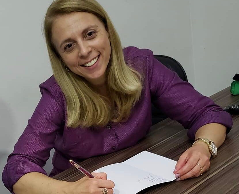 Professora lança livro sobre a Aurora Boreal para incentivar estudos de fenômenos da natureza