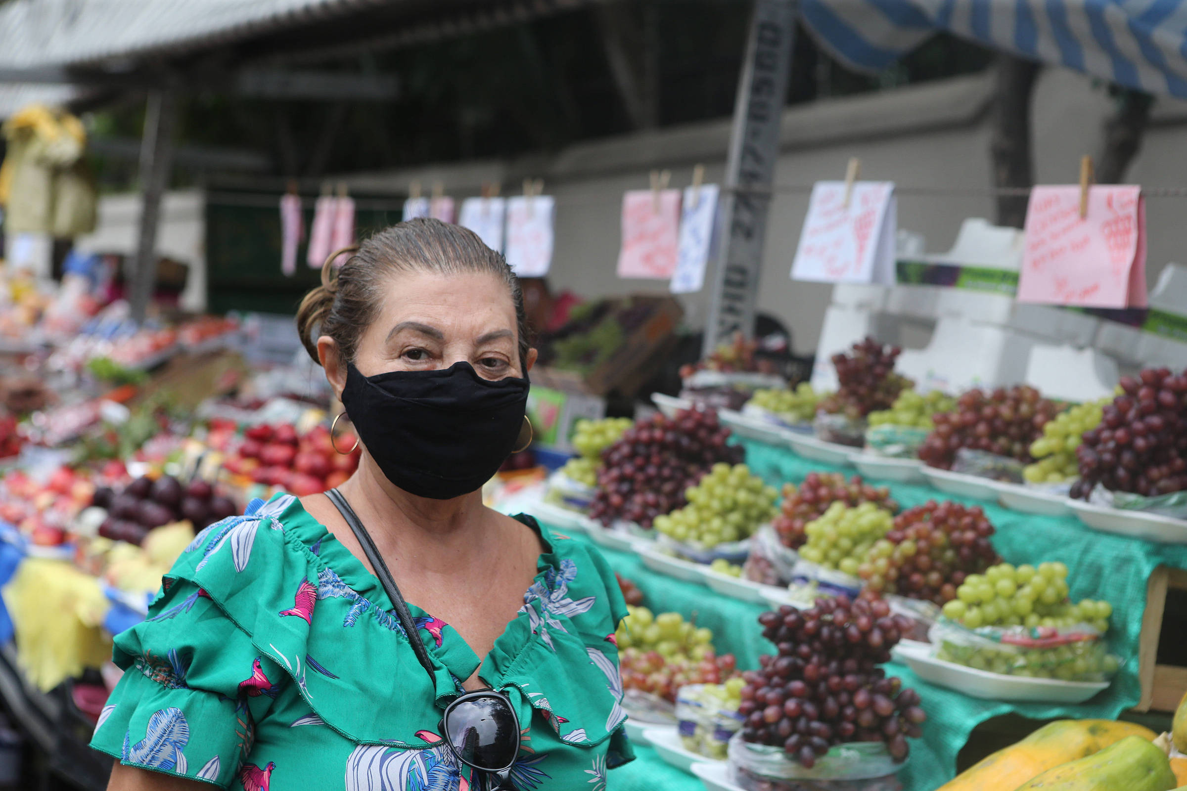 A professora Elisabete Fagundes,68, em feira na região da Bela Vista (região central); ela sentiu no bolso o peso dos alimentos em 2020: