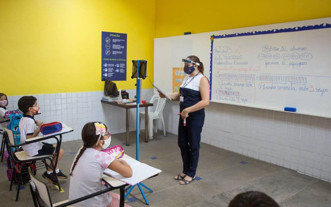 Governo insiste em reabrir escolas e aulas presenciais