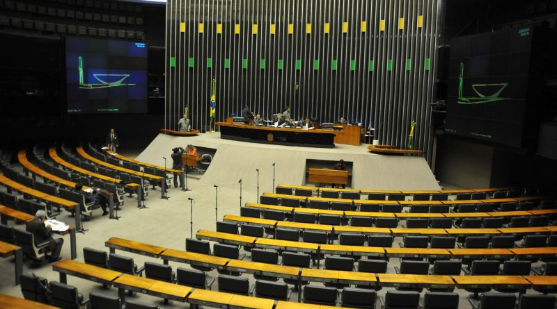 Câmara aprova projeto que proíbe suspensão de aulas presenciais