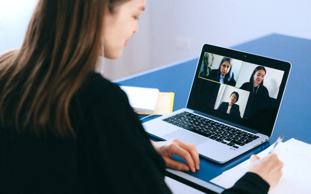 Webinars gratuitos para auxiliar os professores no mês de abril