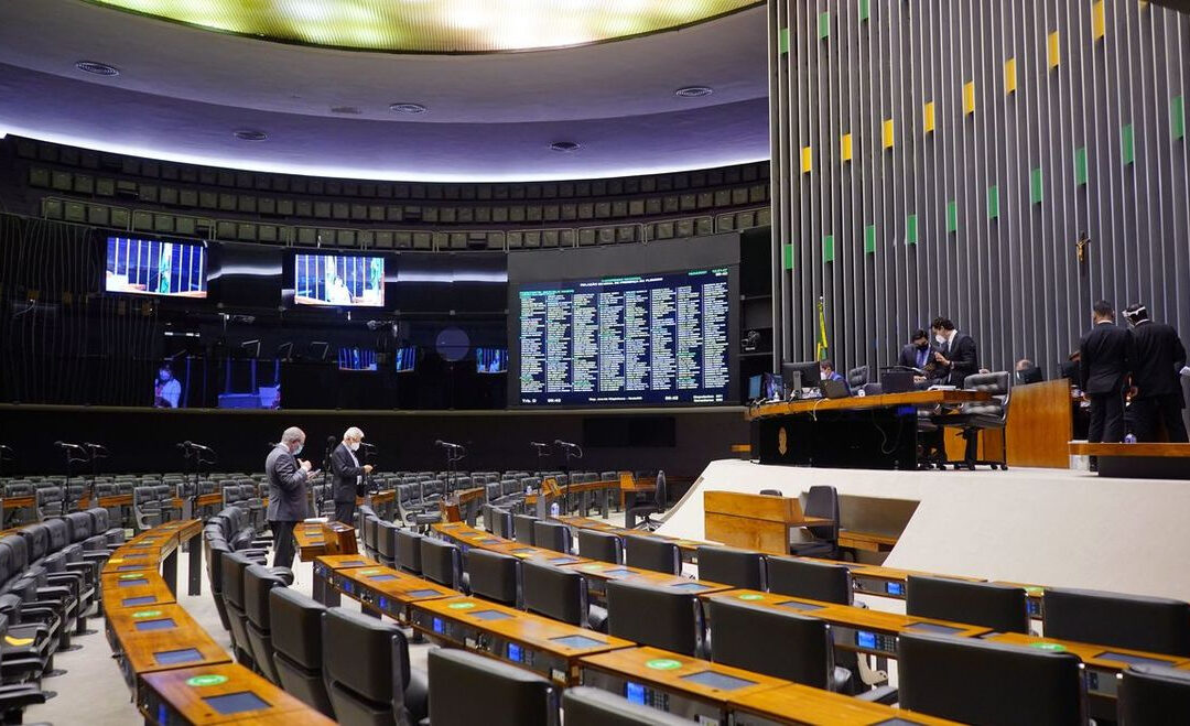 Projetos no Congresso buscam aumentar disciplinas em escolas