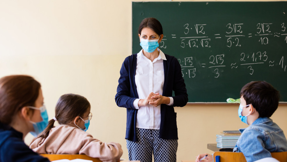 Covid: 5,6 mil casos em escolas, com incidência maior em docentes