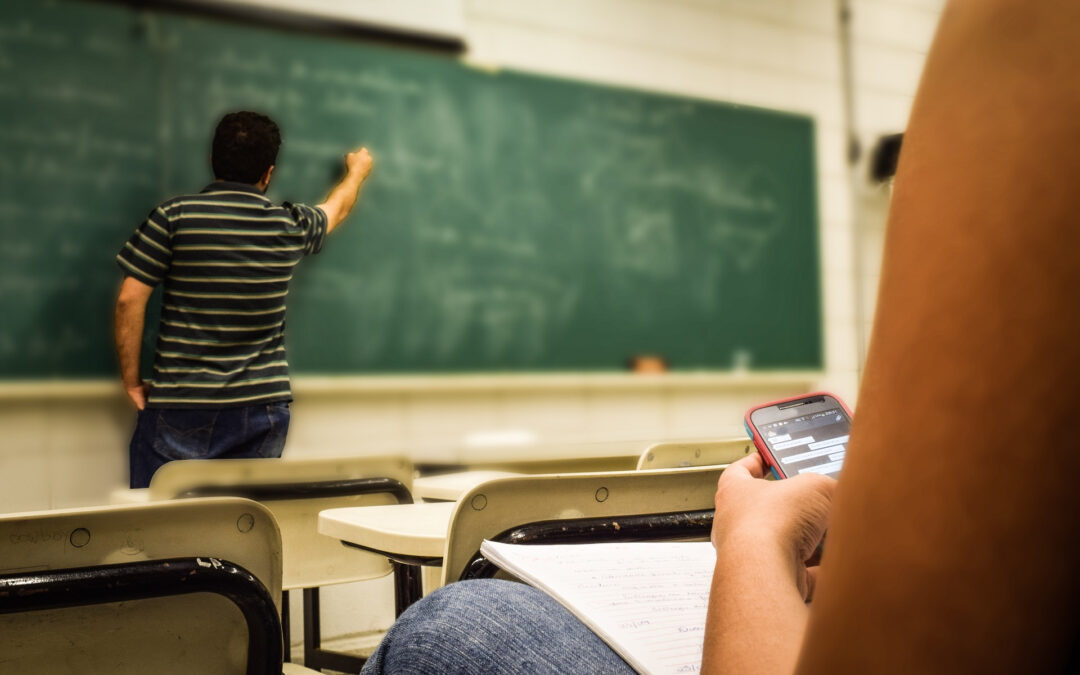 Professor levaria 10 mil anos para atingir o teto do funcionalismo