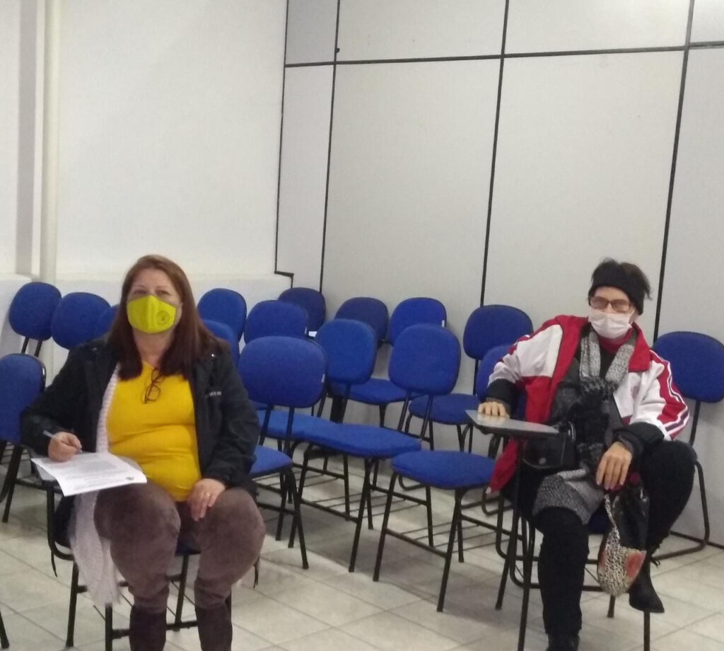 Foto: associados preenhcem fichas para participar do Pleito do CPP