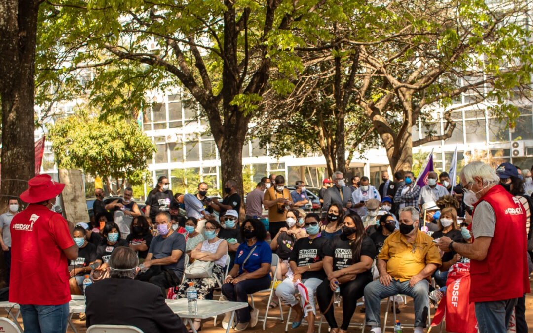 Atos de servidores marcam a luta Contra a PEC 32 em Brasília