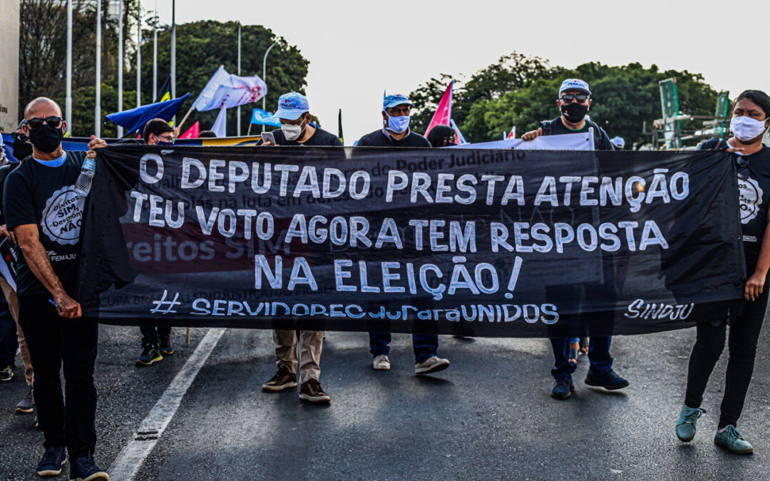 Servidores pressionam deputados a votar contra a PEC 32