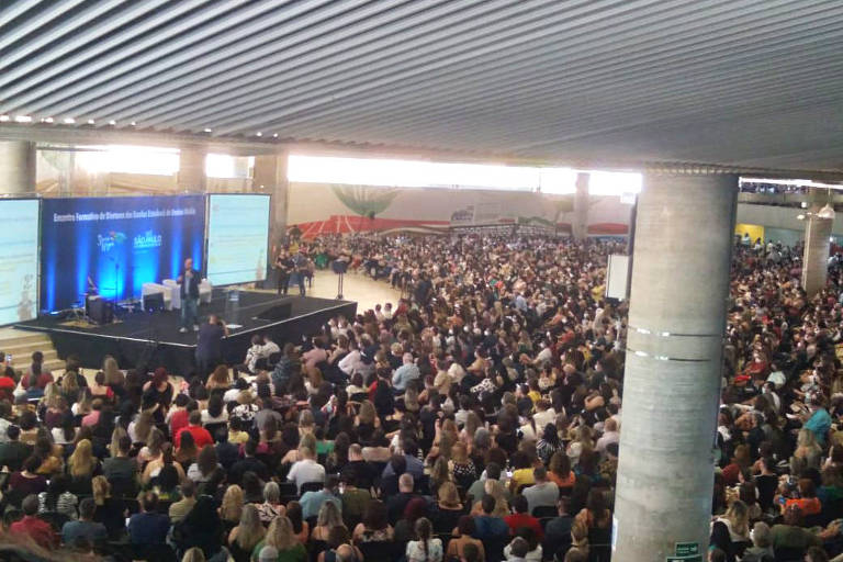 Seduc faz evento com multidão de educadores e Rossieli sem máscara