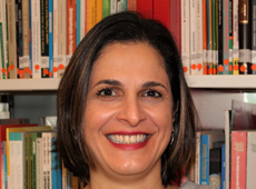 Leitura une voluntários e crianças dentro do ambiente escolar