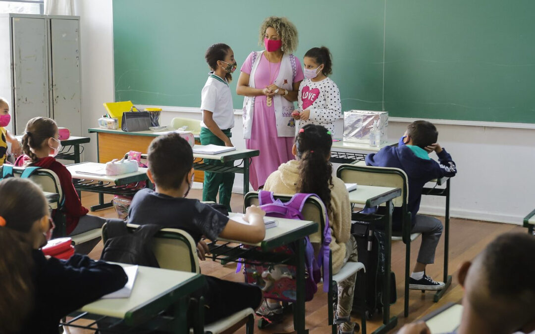 Com déficit de vagas, SP amplia para 33 limite de alunos por sala