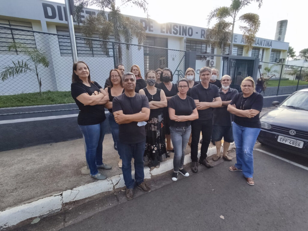 Docentes da rede estadual, ativos e inativProfessores protestam defronte da Diretoria Regional de Ensino de Adamantina. Foto: Emerson SantosDiário do Oeste Paulista