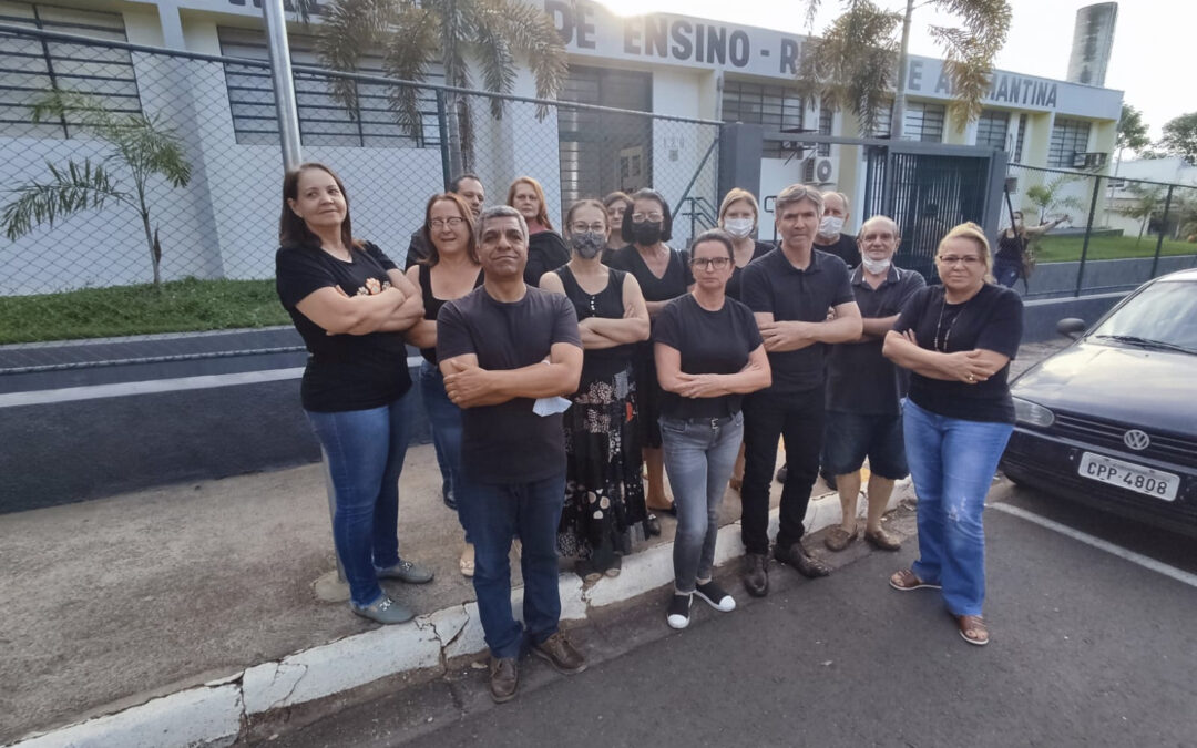 Adamantina realiza ato contra o ‘novo plano de carreira’