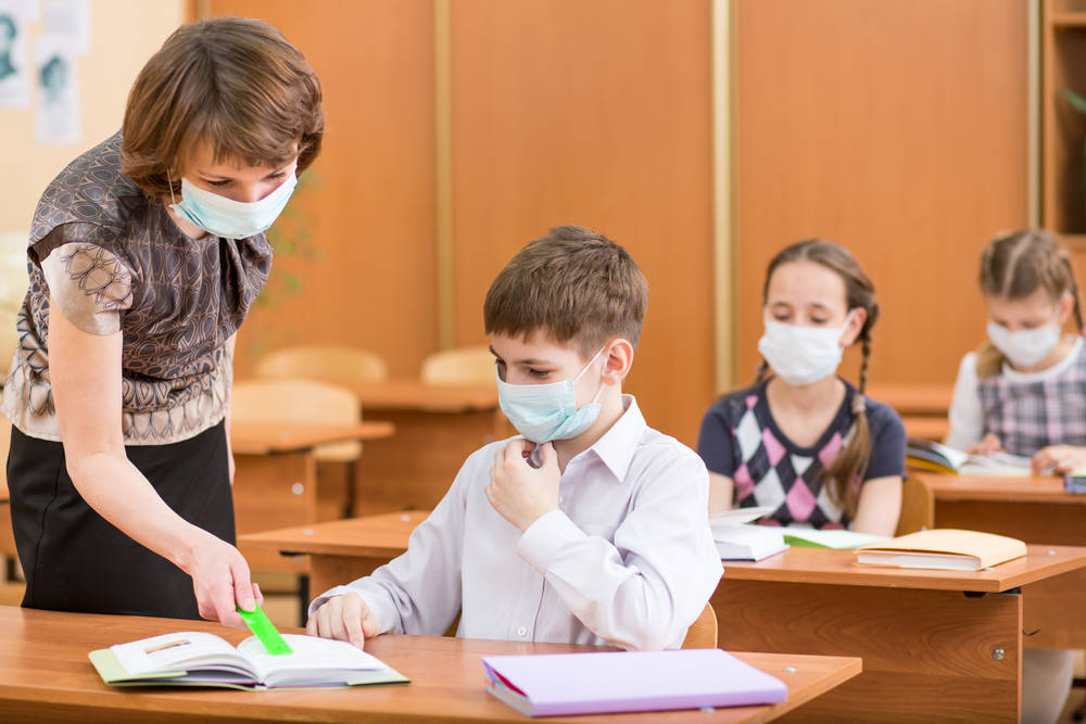 É fundamental que o professor aborde uso da máscara na escola