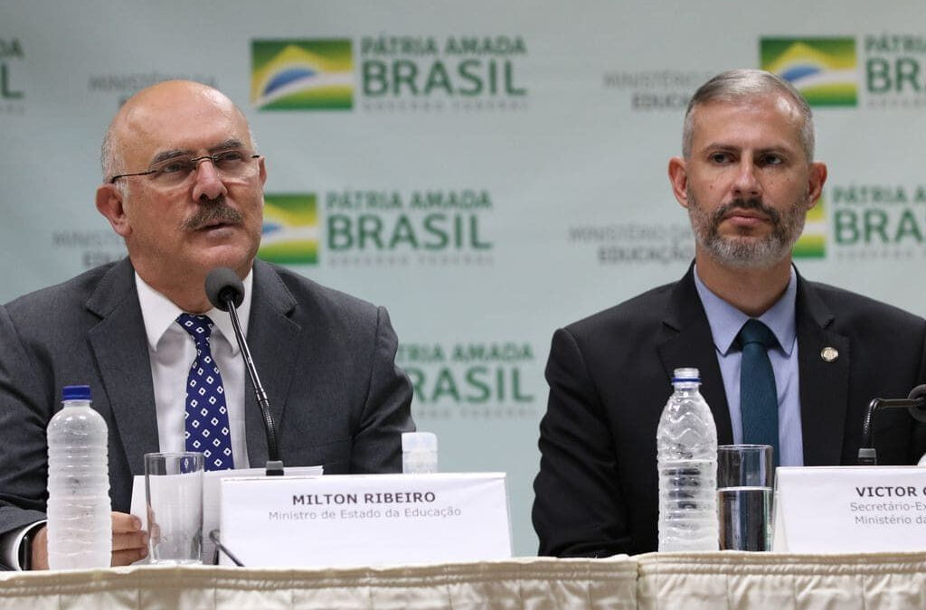 Apurado com ponta do iceberg MEC troca de chefia sem trocar o rumo