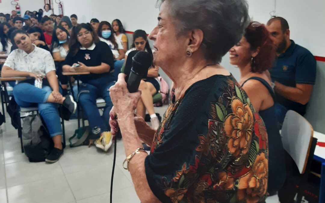 A reação da Professora Loretana ao receber tributo da E.E. Buenos Aires