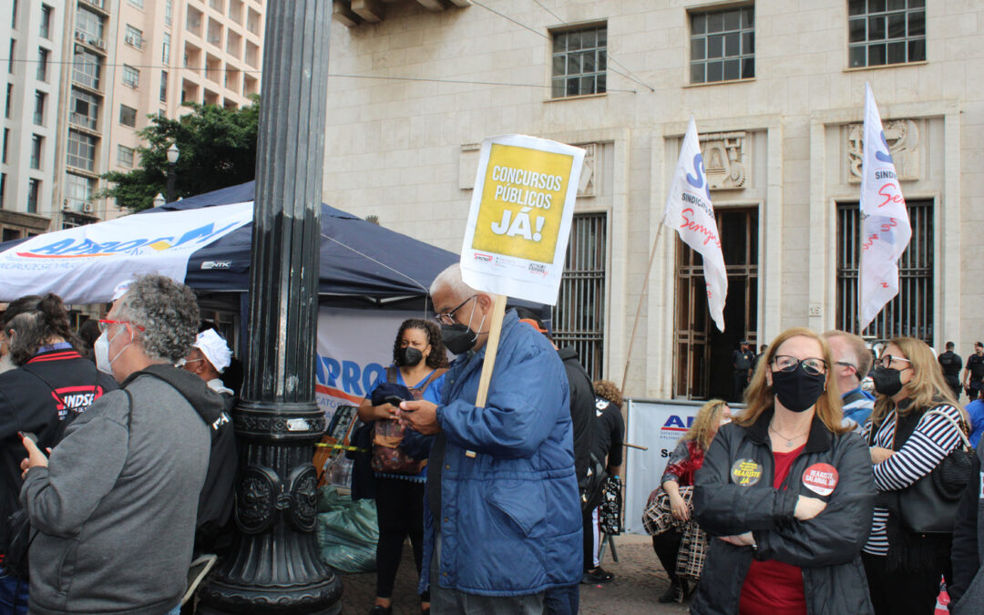 Funcionalismo público faz manifestação em frente à Prefeitura de SP